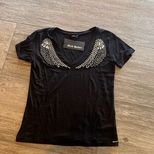 T-shirt black with embellishments looks like angel wings, gorgeous!